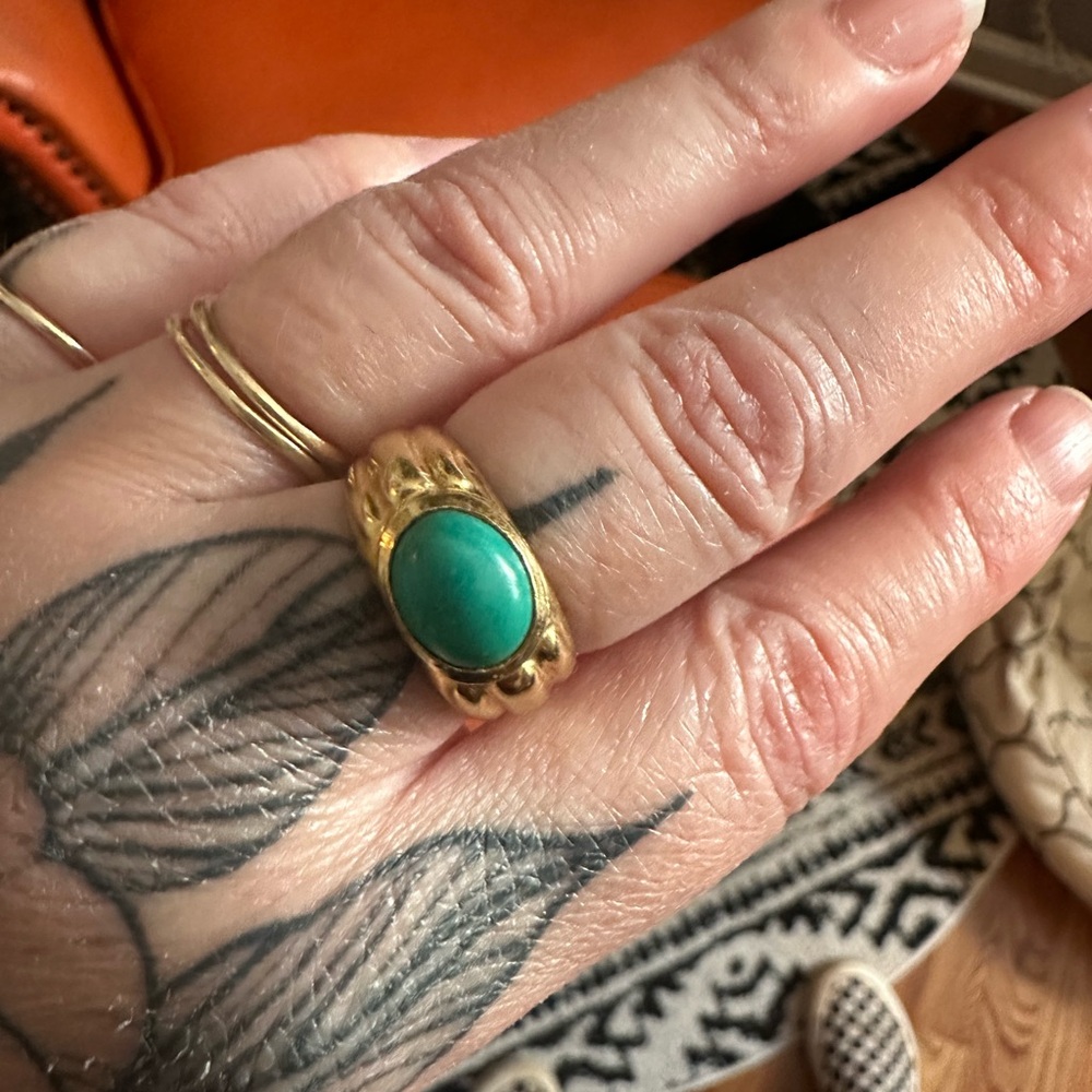 Elegant Gold and Green Ring